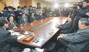 신상우 한국야구위원회 총재(왼쪽)가 18일 서울 강남구 도곡동 야구회관 5층 총재실에서 열린 이사회에서 사장단과 몰려든 취재진에게 인사말을 하고 있다. 이사회는 비공개로 진행됐다. 연합뉴스