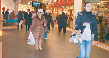 새로운 도약 꿈꾼다 체제 전환 이후 눈부신 성장세를 보이는 라트비아 수도 리가 시민들의 표정에는 활기가 느껴진다. 개방 초기의 과감한 개혁과 산업 구조조정을 거친 체제 전환의 ‘모범생’들은 이제 새로운 도약을 준비하고 있다. 리가=정위용  특파원