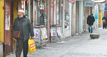 침체 돌파구 찾아라 체제 전환 이후 여전히 침체의 늪에서 헤어나지 못하는 불가리아 수도 소피아 시내 중심가의 출근길 모습. 여전히 민영화가 마무리되지 않은 불가리아는 경제 성장을 위한 돌파구를 찾지 못해 고심하고 있다. 소피아=정위용  특파원