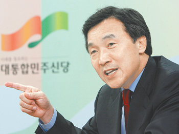 손학규 대통합민주신당 대표가 19일 서울 영등포구 당산동 당사에서 본보와의 인터뷰를 통해 향후 당 운영 방향 등에 대해 설명하고 있다. 김재명  기자