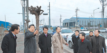 뒷북 행정 산업자원부와 한국전력, 영암군 관계자들이 19일 전남 영암군 삼호읍 대불산업단지의 전봇대와 가로등을 둘러보고 있다. 블록 운송 차량이 이동할 때 지장을 주는 시설을 파악하기 위해서다. 영암=박영철  기자