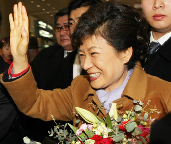 돌아온 박근혜 이명박 대통령 당선인의 특사 자격으로 중국을 방문했던 박근혜 전 한나라당 대표가 19일 인천공항을 통해 귀국하면서 마중을 나온 사람들에게 손을 흔들어 인사하고 있다. 인천=국회사진기자단