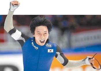 이규혁이 21일 네덜란드 헤이렌베인에서 열린 세계스프린트선수권대회 남자 1000m에서 1위에 오르며 종합우승을 확정지은 뒤 주먹을 들어올리며 환호하고 있다. 헤이렌베인=AFP 연합뉴스