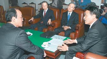 “빨리 처리해 주세요”송민순 외교통상부 장관(왼쪽)과 김종훈 외교통상부 통상교섭본부장(오른쪽에서 두번째)이 21일 국회 통일외교통상위원회 김원웅 위원장(오른쪽)을 만나 한미 자유무역협정(FTA) 비준 동의안을 조속히 처리해 달라고 요청하고 있다. 안철민 기자