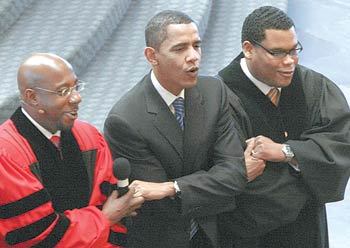 “우리 승리하리라”버락 오바마 미국 민주당 대선 예비후보(가운데)가 20일 미국 조지아 주 애틀랜타의 에벤에셀침례교회에서 목회자들과 손을 잡고 찬송가 ‘우리 승리하리라(We Shall Overcome)’를 부르고 있다. 이 노래는 흑인 인권운동가 마틴 루서 킹 목사가 대중 집회에서 자주 부르던 찬송가다. 애틀랜타=로이터 연합뉴스