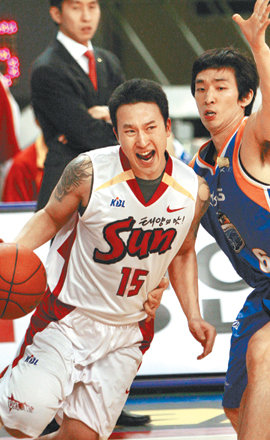 뚫었다오리온스 김승현(왼쪽)이 KT&G 박성운의 수비를 제치며 드리블하고 있다. 반전을 거듭한 끝에 오리온스가 역전승을 거뒀다. 대구=연합뉴스