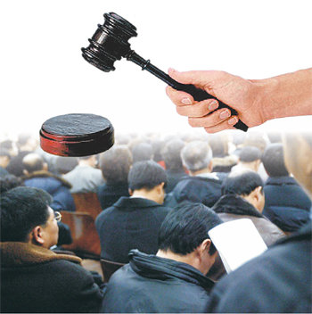 부동산 경매 응찰자가 최근 늘고 있다. 경매는 싸고 투자가치가 높은 부동산을 마련할 수 있는 방법이지만 유의해야 할 점도 많다. 서울의 한 법원 경매장을 가득 메운 사람들이 경매 물건에 대한 설명을 듣고 있다. 동아일보 자료 사진