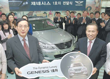 현대자동차는 22일 서울 종로구 현대 계동사옥에서 송명근 건국대 의학전문대학원 교수(왼쪽)에게 ‘제네시스’ 1호차를 전달했다. 송 교수는 세계 최고의 심장이식 수술 성공률로 유명하다. 사진 제공 현대자동차