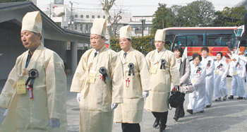 일제강점기에 일본군 및 군속으로 징용돼 사망한 피해자 유골 101위를 한국으로 봉환하기 위한 추도식이 22일 도쿄 유텐사에서 열렸다. 피해자의 유족들이 추도식에 참석하기 위해 행사장에 들어서고 있다. 도쿄=연합뉴스