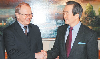 대통령 당선인 미국특사인 정몽준 의원(오른쪽)이 워싱턴 리츠칼튼 호텔에서 열린 미 행정부 인사 초청 만찬에서 크리스토퍼 힐 미 국무부 동아태 담당 차관보와 악수 하고 있다. 국회사진기자단