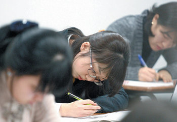 대입 자율화에 따라 올해부터 수능등급제가 폐지되는 등의 큰 변화가 예고돼 장기적인 입시 전략이 요구된다. 동아일보 자료 사진