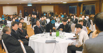 17, 18일 강원 강릉시의 한 호텔에서 열린 ‘2007년 마을도서관 워크숍’에는 25개교 대표 44명이 모여 마을도서관의 안정적인 운영 및 확대 방안에 대해 논의했다. 강릉=유성운  기자