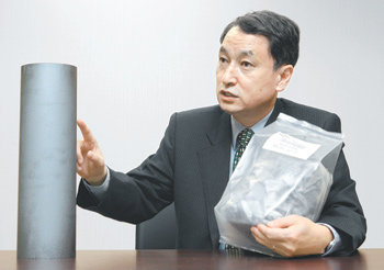 신현우 동양제철화학 부회장이 최근 개발에 성공한 폴리실리콘 시제품에 대해 설명하고 있다. 홍진환  기자