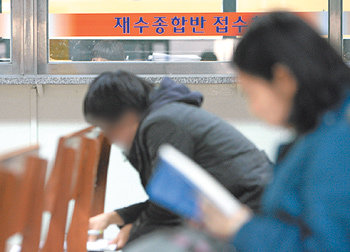 재수생 증가 예상 대학수학능력시험 등급제가 사실상 폐지되는 등 새 대입제도의 도입으로 재수생 증가가 예상되는 가운데 23일 오후 서울 동작구 노량진에 있는 한 학원의 재수종합반 상담실 앞에서 학생들이 상담을 기다리고 있다. 연합뉴스