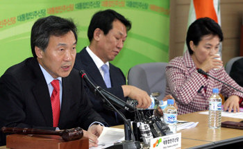 孫대표 “물러가는 대통령이…” 대통합민주신당 손학규 대표(왼쪽)가 23일 서울 영등포구 당산동 당사에서 열린 최고위원회의에서 모두 발언을 하고 있다. 안철민 기자
