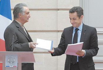 니콜라 사르코지 프랑스 대통령(오른쪽)이 23일 엘리제궁에서 자크 아탈리 프랑스 성장촉진위원회(아탈리 위원회) 위원장에게서 프랑스의 개혁 방향을 집대성한 보고서를 건네받고 있다. 파리=로이터 연합뉴스