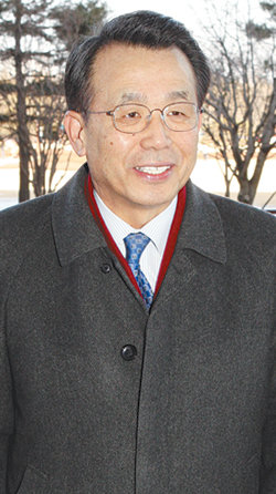 국무총리 내정설이 나도는 한승수 유엔기후변화 특사가 24일 기후변화포럼 특별강연을 하기 위해 국회 의원회관으로 들어서면서 기자들의 질문에 답하고 있다. 전영한 기자