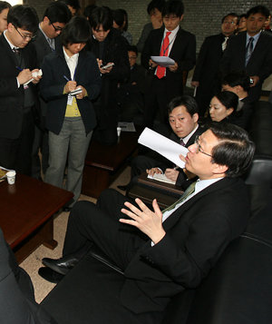 박형준 대통령직인수위원회 기획조정분과 위원이 24일 서울 종로구 삼청동 인수위 브리핑실 앞에서 ‘5+2 광역경제권 구상’과 관련해 기자들의 질문에 답하고 있다. 연합뉴스