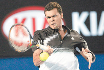 조윌프리드 송가(프랑스)가 24일 호주 멜버른에서 열린 호주오픈 테니스대회 남자 단식 준결승에서 ‘왼손 천재’ 라파엘 나달(스페인)을 상대로 강력한 포핸드 스트로크를 구사하고 있다. 세계 38위인 송가는 세계 2위 나달을 세트스코어 3-0으로 완파하고 결승에 오르는 기염을 토했다. 멜버른=EPA 연합뉴스