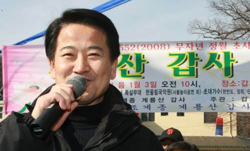 지난 대선에서 대통합민주신당 후보로 나섰던 정동영 전 통일부 장관이 휴일인 27일 갑사 입구에서 당내 계보 인사들과 함께 계룡산 등반에 앞서 '많이 보고 싶었습니다'라며 지지자들에게 인사말을 하고 있다. 연합