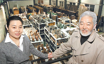 세계를 돌아다니며 광물과 화석 32만 점을 모은 김정우 씨(오른쪽) 부부. 표본을 구입할 때 돈이 없어 예물 시계를 팔았을 정도로 열정이 대단하다. 김재명 기자