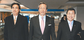 한나라당 정몽준 의원(가운데)이 이명박 대통령 당선인의 미국 특사단장 자격으로 미국을 방문한 뒤 27일 오후 인천국제공항을 통해 귀국했다. 국회사진기자단