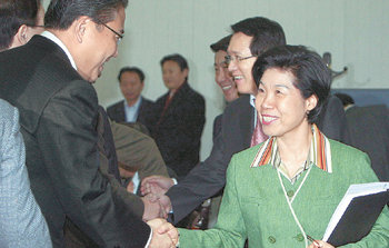 대통령직인수위원회가 27일 서울 종로구 삼청동 사무실에서 전체회의를 열었다. 이경숙 위원장(오른쪽)이 박진 외교통일분과위원회 간사와 악수를 하며 웃고 있다. 이종승 기자