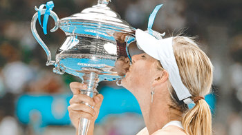 호주에서의 첫 키스올해 첫 메이저 테니스대회인 호주오픈 여자 챔피언에 등극한 ‘미녀 스타’ 마리야 샤라포바(러시아)가 우승 트로피에 입맞춤하고 있다. 멜버른=로이터 연합뉴스