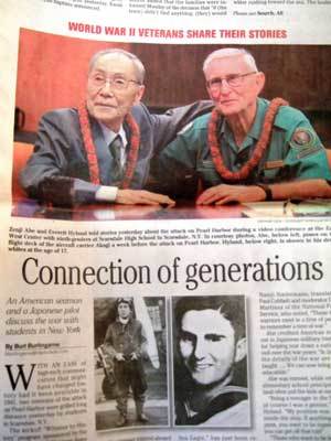 아베 센지씨(왼쪽 사진)와 미국 원로 병사들의 교류가 하와이 현지 신문에  크게 보도되었다.