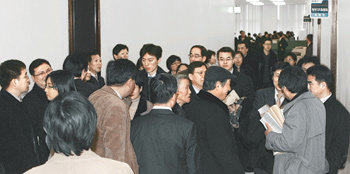 정부조직법 공청회에 쏠린 관심 29일 국회 행정자치위원회 주관으로 국회에서 열린 정부조직법 개정안 공청회장 복도에 정부 관련 부처 공무원들과 관련 단체 회원들이 몰려들어 북적이고 있다. 연합뉴스