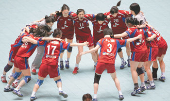 한국 여자 핸드볼대표팀 선수들이 일본에 34-21 완승을 거두고 빼앗겼던 베이징 올림픽 본선 티켓을 되찾은 뒤 어깨동무를 한 채 환호하고 있다. 도쿄=로이터 연합뉴스