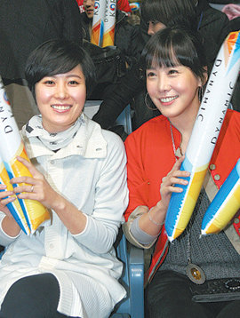 “우생순 응원왔어요” 영화 ‘우리 생애 최고의 순간’에서 아줌마 선수들의 역을 맡은 영화배우 문소리(왼쪽)와 김정은도 이날 일본까지 날아가 열띤 응원전을 벌였다. 도쿄=연합뉴스