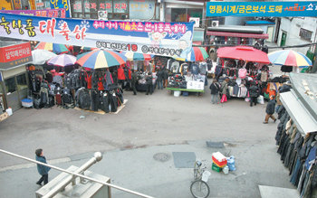 설을 앞두고도 손님이 많지 않아 썰렁한 남대문시장. 상인들은 “대목이 없어진 지 오래”라고 입을 모았다. 박영대  기자