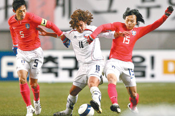 한국 대표팀의 김남일(왼쪽)과 김치우(오른쪽)가 칠레 마누엘 이투라의 공격을 막기 위해 양쪽에서 달라붙어 악착같은 수비를 펼치고 있다. 원대연 기자