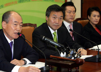 대통합민주신당 공천심사위원장에 위촉된 박재승 전 대한변호사협회장(왼쪽)이 30일 국회에서 열린 당 최고위원회의에서 인사말을 하고 있다. 안철민 기자