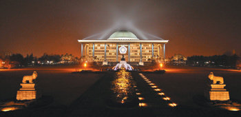 올해 4월 18대 총선에서도 많은 교수가 국회 진출을 목표로 뛸 것으로 예상된다. 교수는 일반 공무원과 달리 휴직 상태에서 선출직 정무직 공무원이 될 수 있어 문제점으로 지적되고 있다. 동아일보 자료 사진