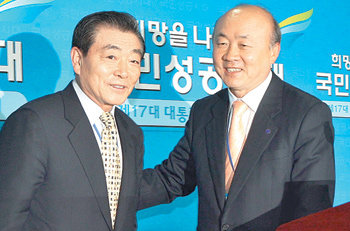 유우익 대통령실장 내정자(오른쪽)와 김인종 대통령실 경호처장 내정자가 1일 서울 종로구 삼청동 대통령직인수위원회 기자실에서 소감을 밝힌 후 기자실을 떠나고 있다. 이종승 기자