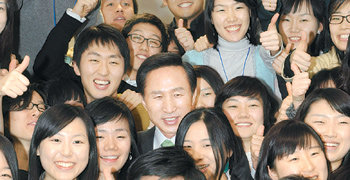 미래 무역인과 함께 이명박 대통령 당선인이 1일 서울 강남구 삼성동 코엑스에서 무역협회가 운영하는 ‘청년무역인력 양성과정’ 수강생들과 기념촬영을 하며 ‘파이팅’을 외치고 있다. 이종승 기자