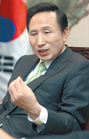 이명박 대통령 당선인이 1일 오후 서울 종로구 통의동 접견실에서 한국 일본 미국 대표 언론인 동아일보와 아사히신문, 월스트리트저널과 공동 인터뷰를 하고 새 정부의 외교 정책과 경제 운용 방향 등을 설명하고 있다. 이날 이 당선인은 당선 후 첫 본격 인터뷰에서 “이념 갈등에서 벗어나 선진국을 만들 것”이라고 말했다. 이종승 기자