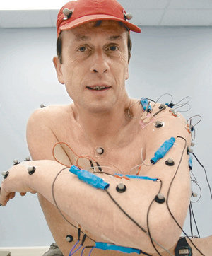 자기 팔의 신경에 칩을 이식해 사이보그 실험을 한 영국 레딩대의 케빈 워릭 교수. 사진 제공 효형출판