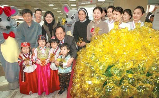 아시아나, 탑승객에 ‘무자년 복쥐’ 저금통 아시아나항공은 7일까지 김포공항에서 설 연휴 고향을 찾는 탑승객들에게 ‘무자년 복(福)쥐’ 저금통을 나눠준다고 4일 밝혔다. 이 회사 공항서비스 임직원 700여 명은 이 저금통에 성금을 모아 사회 공헌 사업에 쓸 계획이다. 신원건 기자