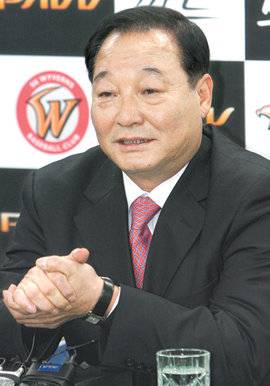 센테니얼 인베스트먼트가 새로 창단하는 프로야구 제8구단 초대 감독으로 내정된 이광환 감독이 4일 서울 강남구 도곡동 야구회관에서 소감을 밝히고 있다. 연합뉴스