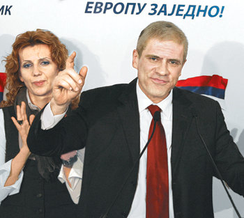 3일 실시된 세르비아 대선에서 재선에 성공한 민주당 소속 보리스 타디치 대통령(오른쪽)이 베오그라드 당사에서 기자회견을 하고 있다. 베오그라드=로이터 연합뉴스