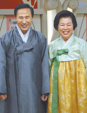 설 특집프로 출연 이명박 대통령 당선인과 부인 김윤옥 여사가 4일 오후 KBS 1TV 아침마당 특집 프로그램을 녹화하기 위해 KBS 스튜디오에서 한복을 입고 포즈를 취했다. 선거 후의 생활과 가정 이야기 등을 담은 이 프로그램은 6일 오전에 방영된다. 연합뉴스