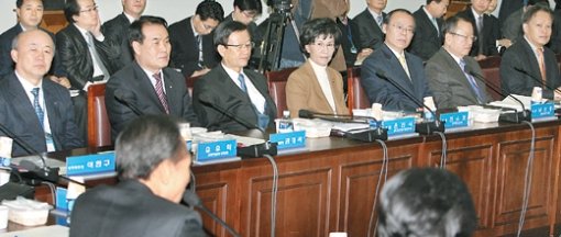 대통령직인수위원회는 이명박 대통령 당선인 주재로 5일 오전 서울 종로구 삼청동 인수위 대회의실에서 3차 국정과제 보고회의를 열고 새 정부의 5대 국정지표와 21개 전략목표, 192개 세부 국정과제를 점검했다. 사진공동취재단