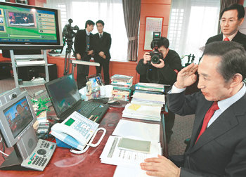 이명박 대통령 당선인은 설 연휴를 앞둔 5일 오후 서울 종로구 통의동 집무실에서 이라크 자이툰부대 윤영범 사단장 등 해외에 나가 있는 사람들과 화상 대화를 했다. 이 당선인이 윤 사단장과 거수경례를 나누고 있다. 사진공동취재단