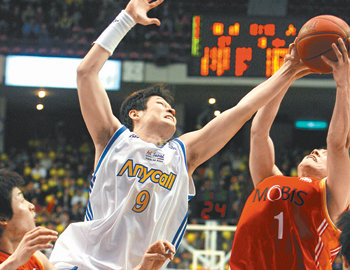 치열한 공다툼 삼성 이규섭(왼쪽)이 9일 서울 잠실실내체육관에서 열린 홈경기에서 모비스 최고봉과 리바운드 볼을 다투고 있다. 삼성은 모비스를 90-72로 꺾고 4연승을 달리며 KT&G와 공동 2위에 올랐다. 연합뉴스