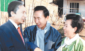 이명박 대통령 당선인이 7일 부인 김윤옥 여사와 함께 경북 포항시 북구 흥해읍 덕실마을의 고향집 인근에서 열린 ‘이명박 사진전’을 둘러보다가 실물 크기로 세워진 자신의 사진을 보며 환하게 웃고 있다. 포항=연합뉴스