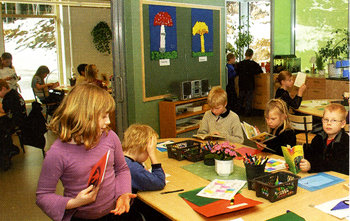 스웨덴 발링스네스 초등학교 학생들이 자유로운 분위기에서 영어 공부를 하고 있다. 스웨덴은 영어로 진행하는 영어 수업을 통해 회화 중심의 실용영어를 가르침으로써 영어를 가장 잘하는 국가 중 하나로 꼽히고 있다. 스톡홀름=김기용 기자