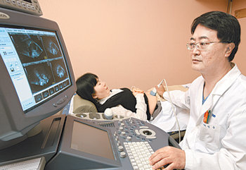 부인암 검진을 위해 한 여성이 초음파 검사를 받고 있다. 사진 제공 삼성암센터
